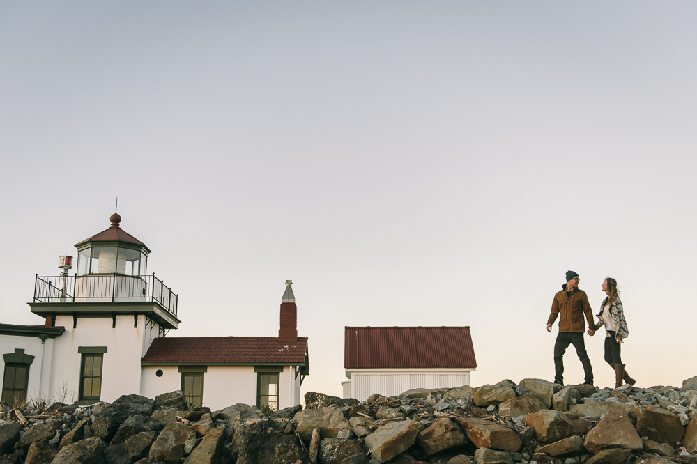 discovery-park-lighthouse-couple-holding-hands
