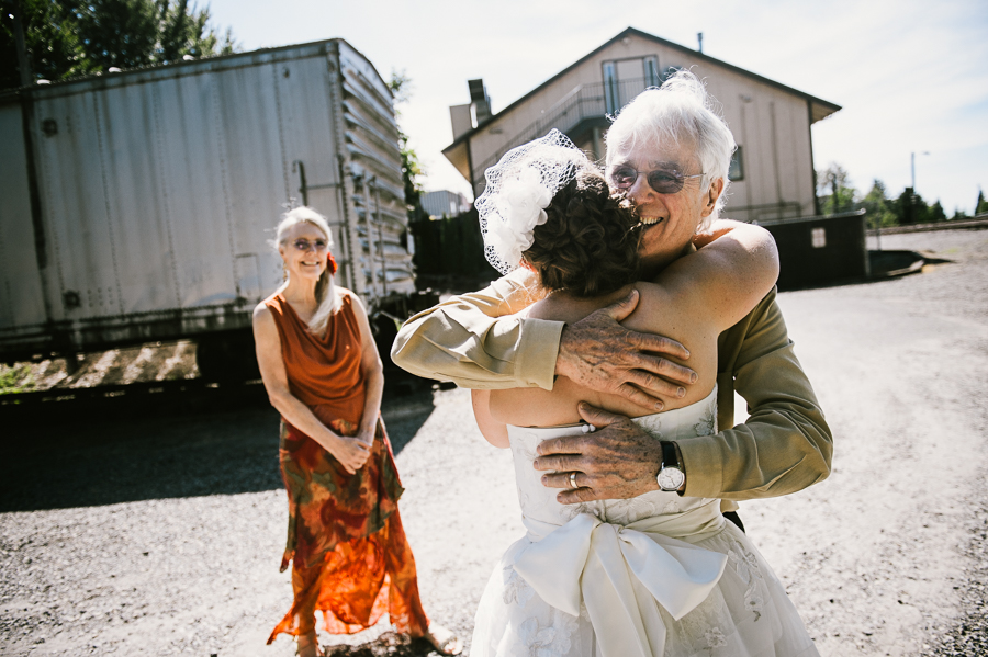 troutdale-house-wedding-photojournalism-22