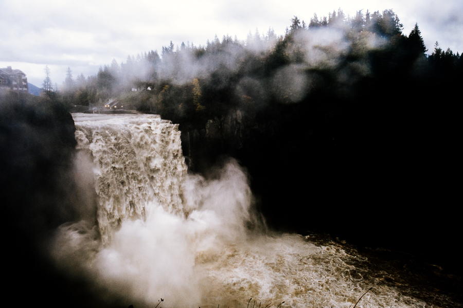 snoqualmie-falls-fall-rainy-engagement-session-1