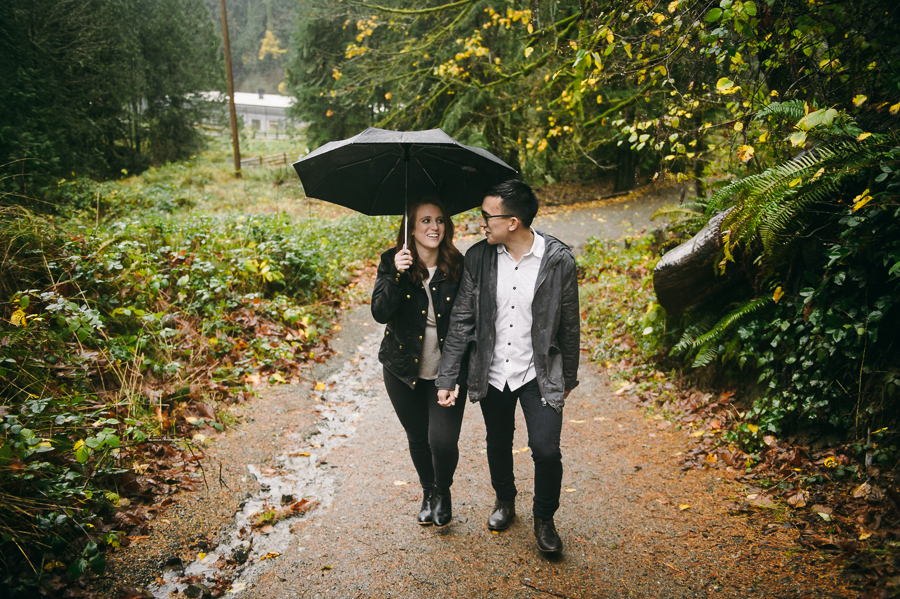 snoqualmie-falls-fall-rainy-engagement-session-10