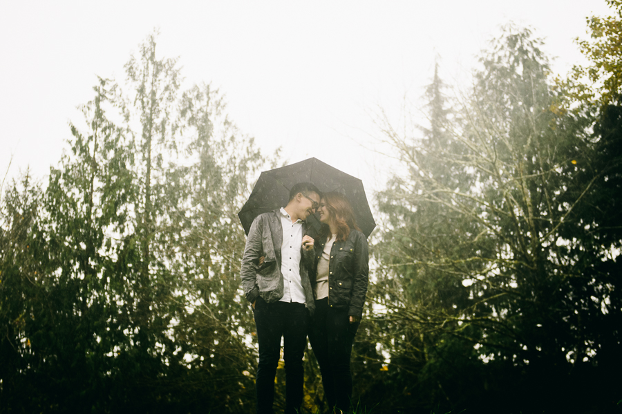 snoqualmie-falls-fall-rainy-engagement-session-11