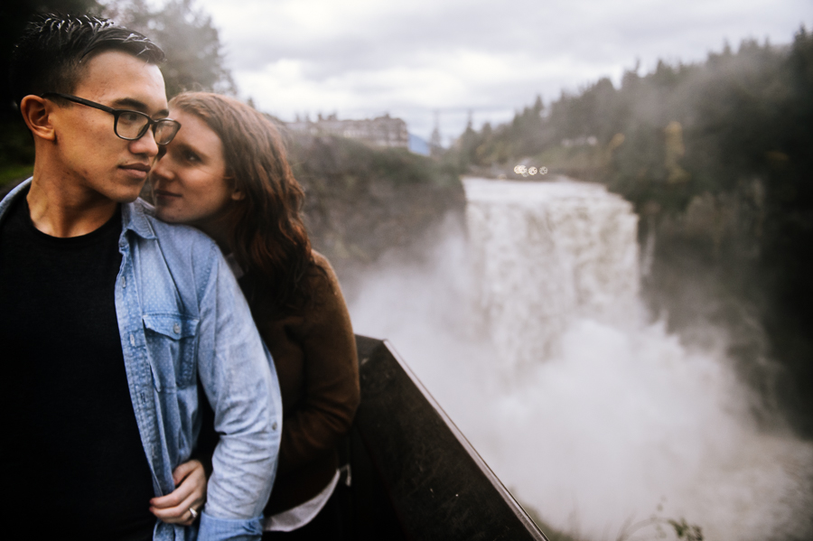 snoqualmie-falls-fall-rainy-engagement-session-2