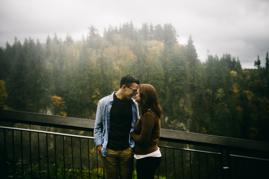 snoqualmie-falls-fall-rainy-engagement-session-3