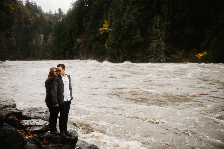 snoqualmie-falls-fall-rainy-engagement-session-6