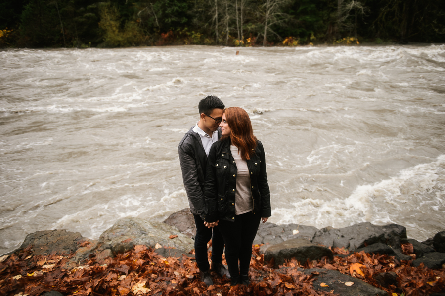 snoqualmie-falls-fall-rainy-engagement-session-9