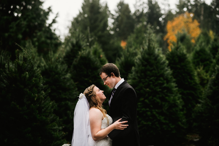 trinifty-tree-farm-fall-rainy-wedding-27