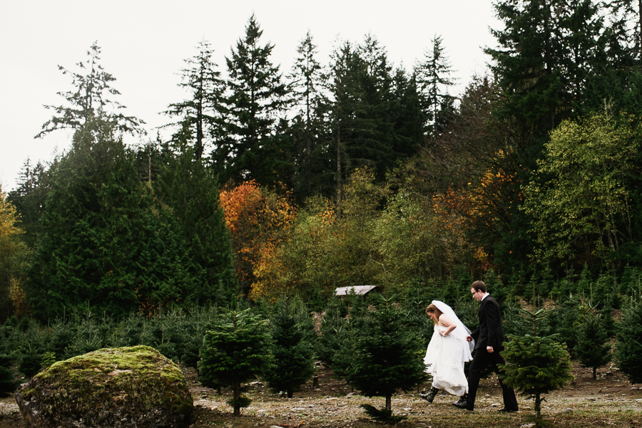 trinifty-tree-farm-fall-rainy-wedding-29