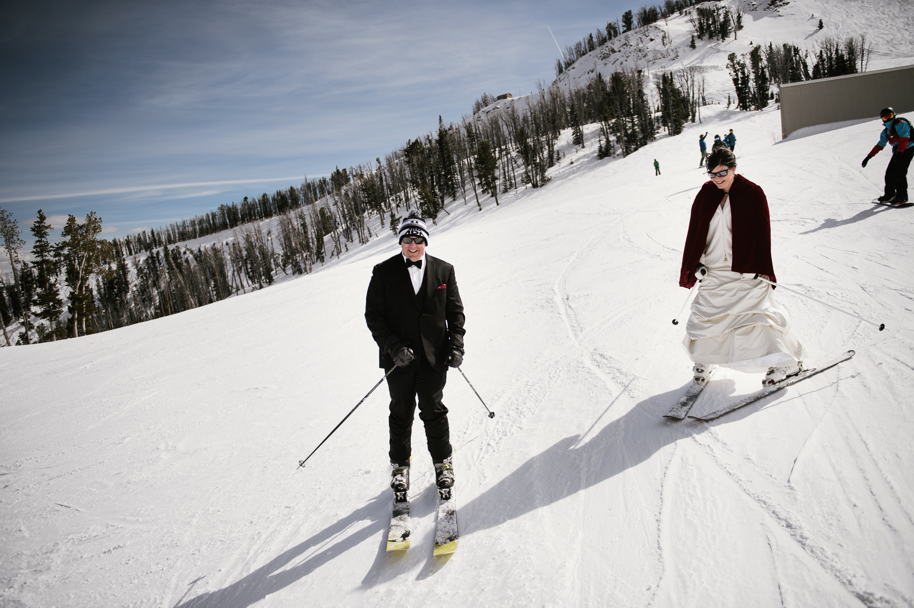 bride and groom on skies 