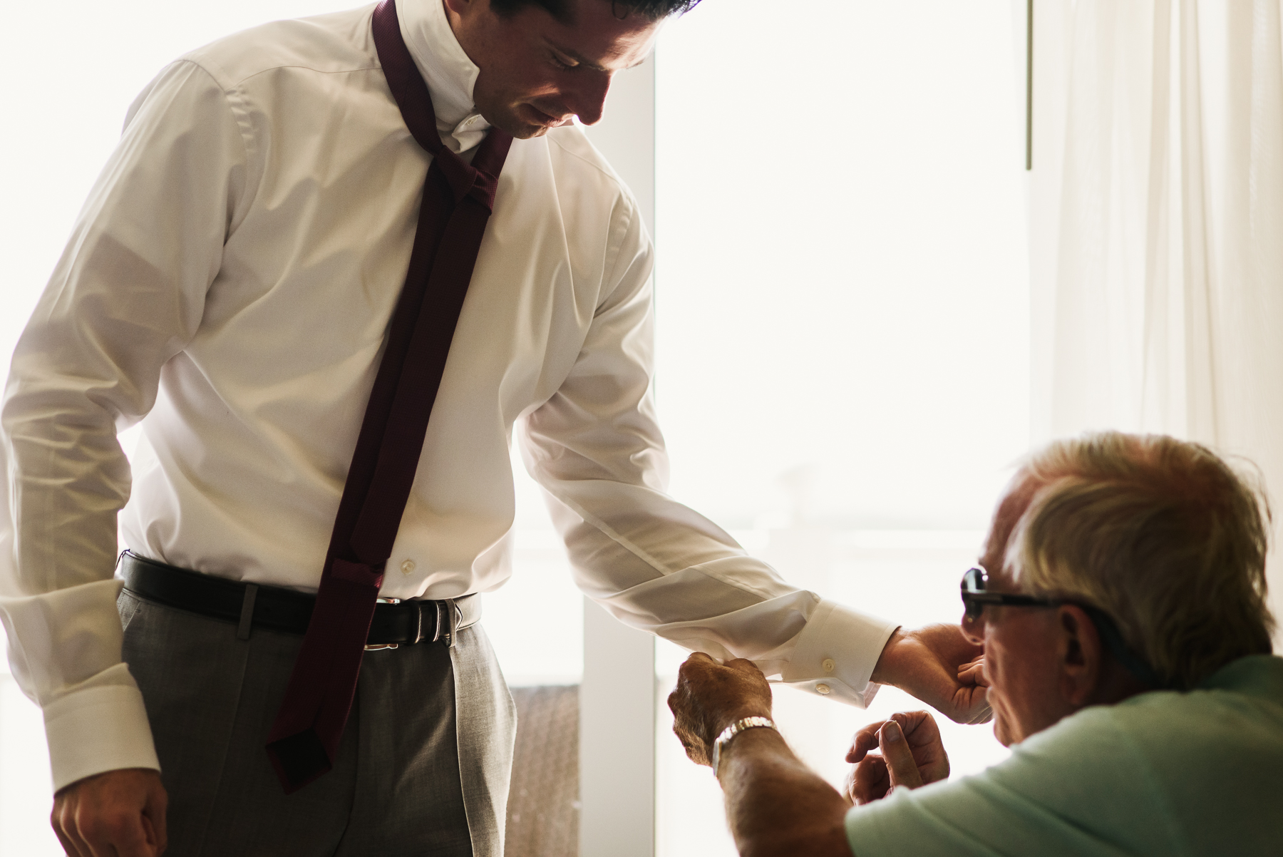 dad helping groom with cuff links 