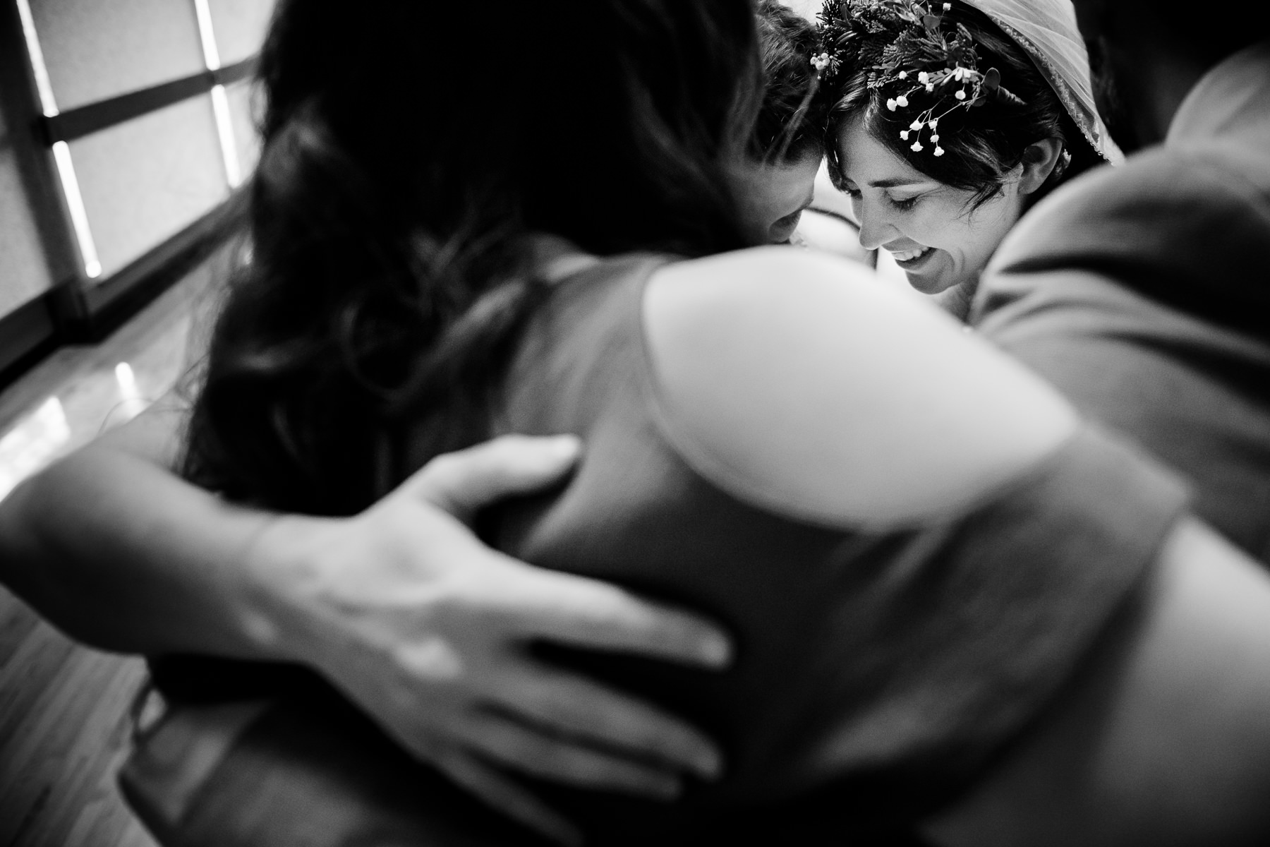 bride and bridesmaids huddle 