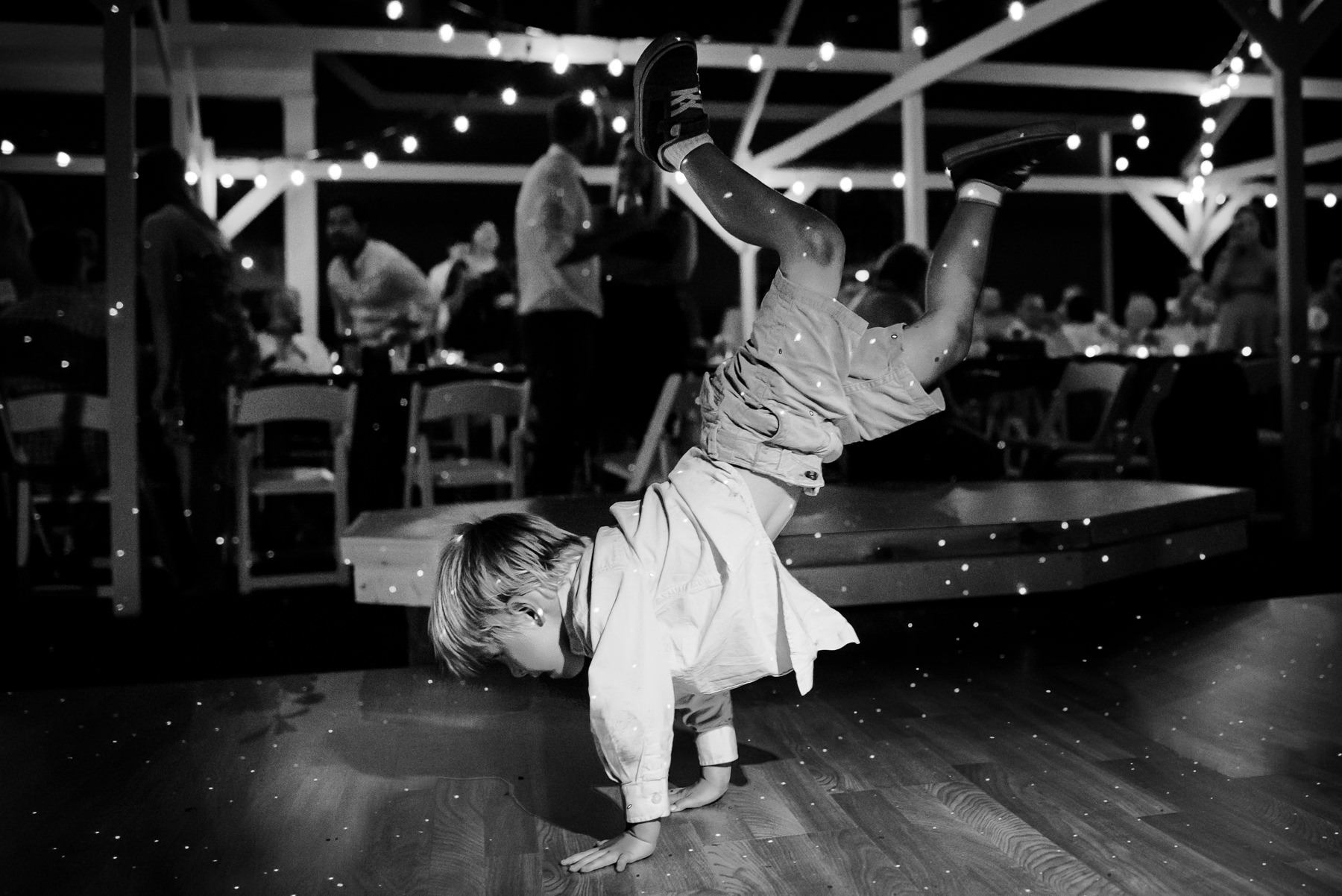amazing kid dancing wedding