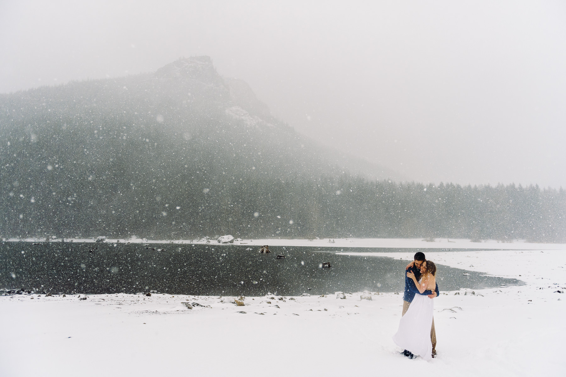 snowy-rattlesnake-ridge-lake-engagagement-session-15