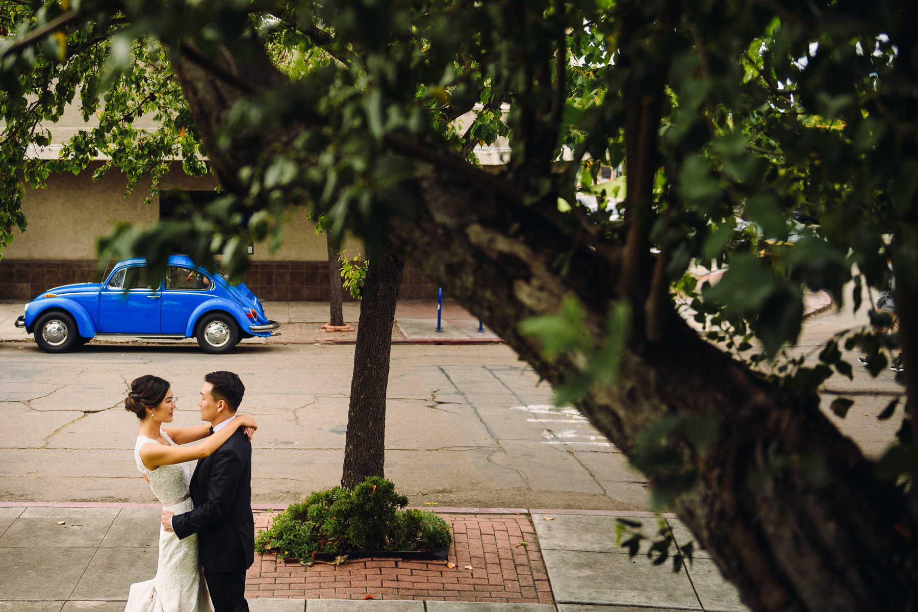 blue volkswagen bug wedding photo
