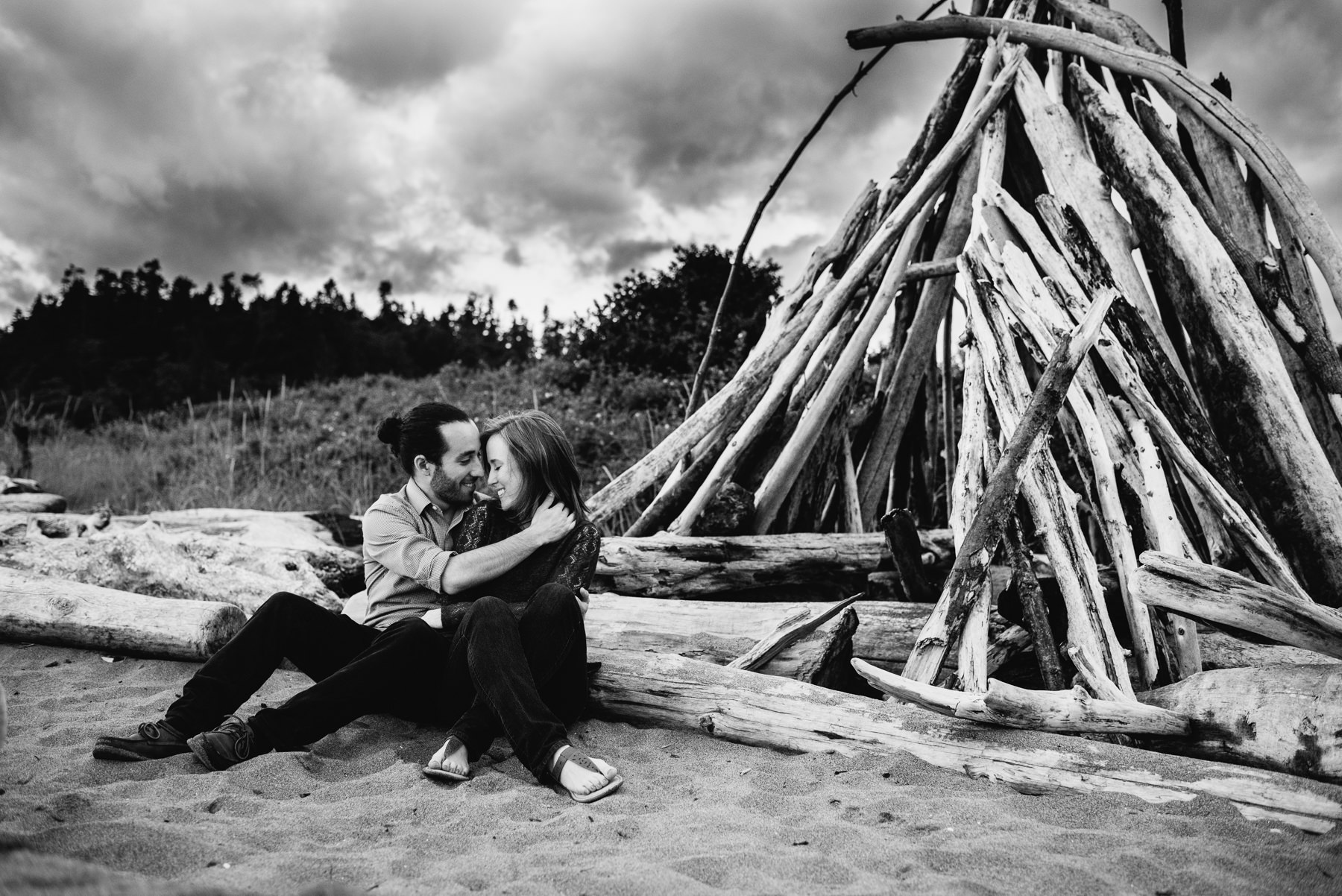 Washington driftwood fort engagement session